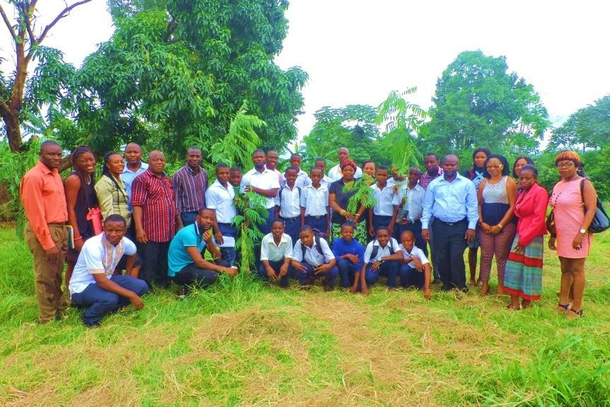 FAAFNET community members gathered at a tree-planting site